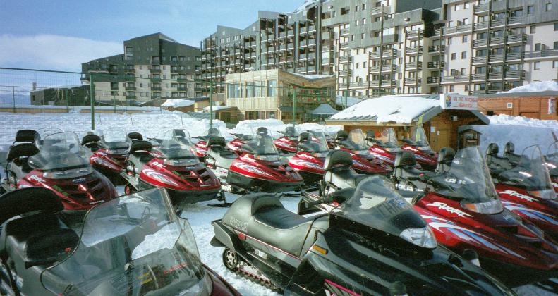 036-snowmobile.jpg